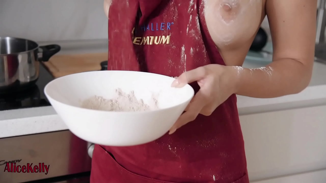 BABE MASTURBATING DURING COOKING