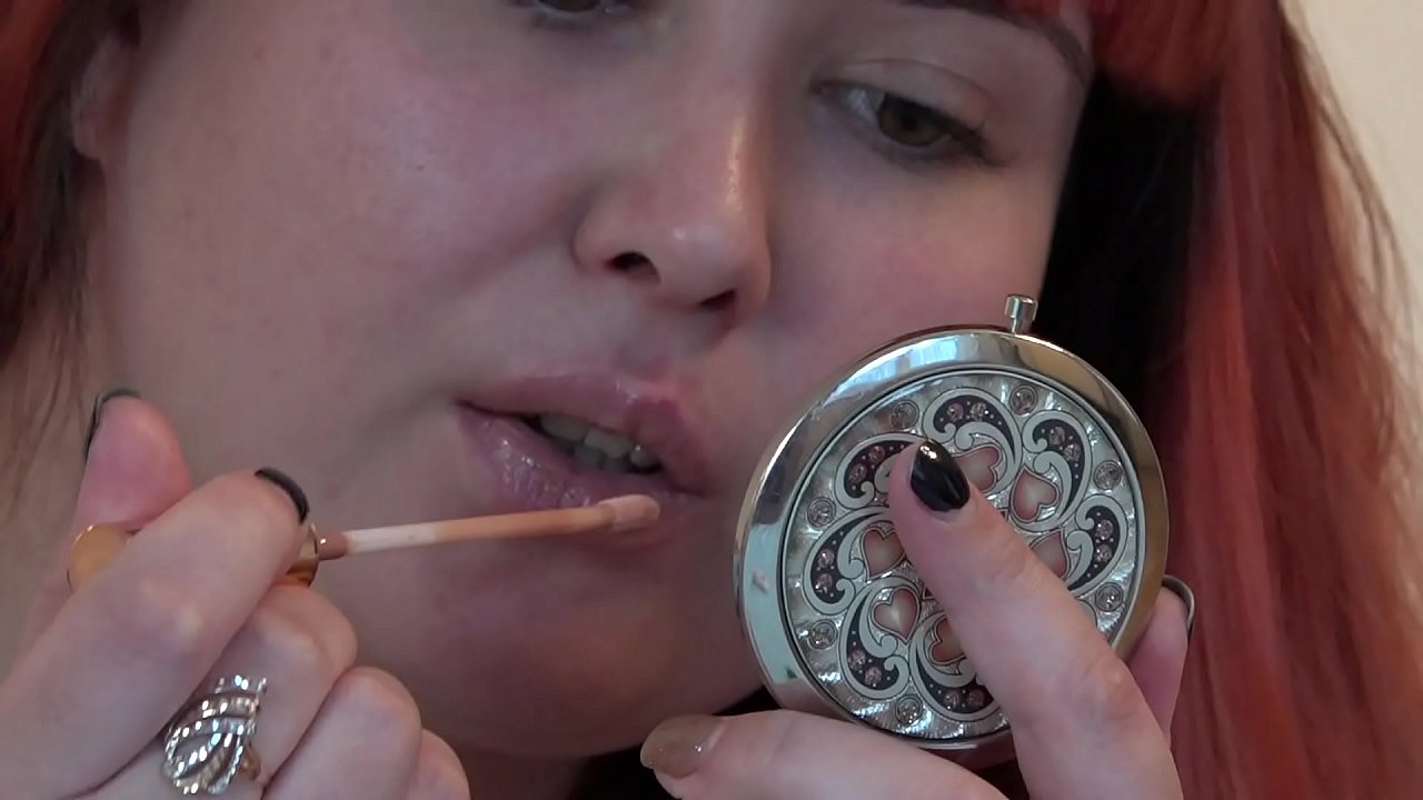 Horny chubby fucks anal first with a comb, and then with a sex toy and shakes with a fat ass.