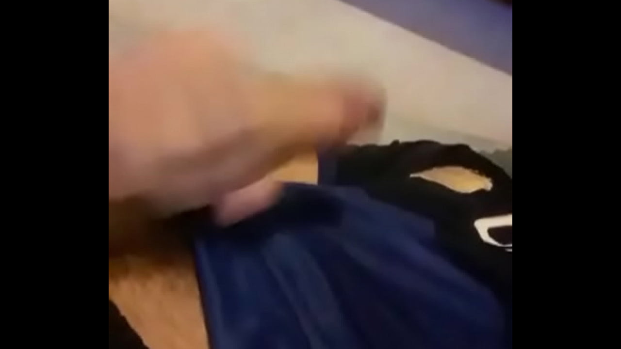 Chico se pajea para m&iacute; y me calienta