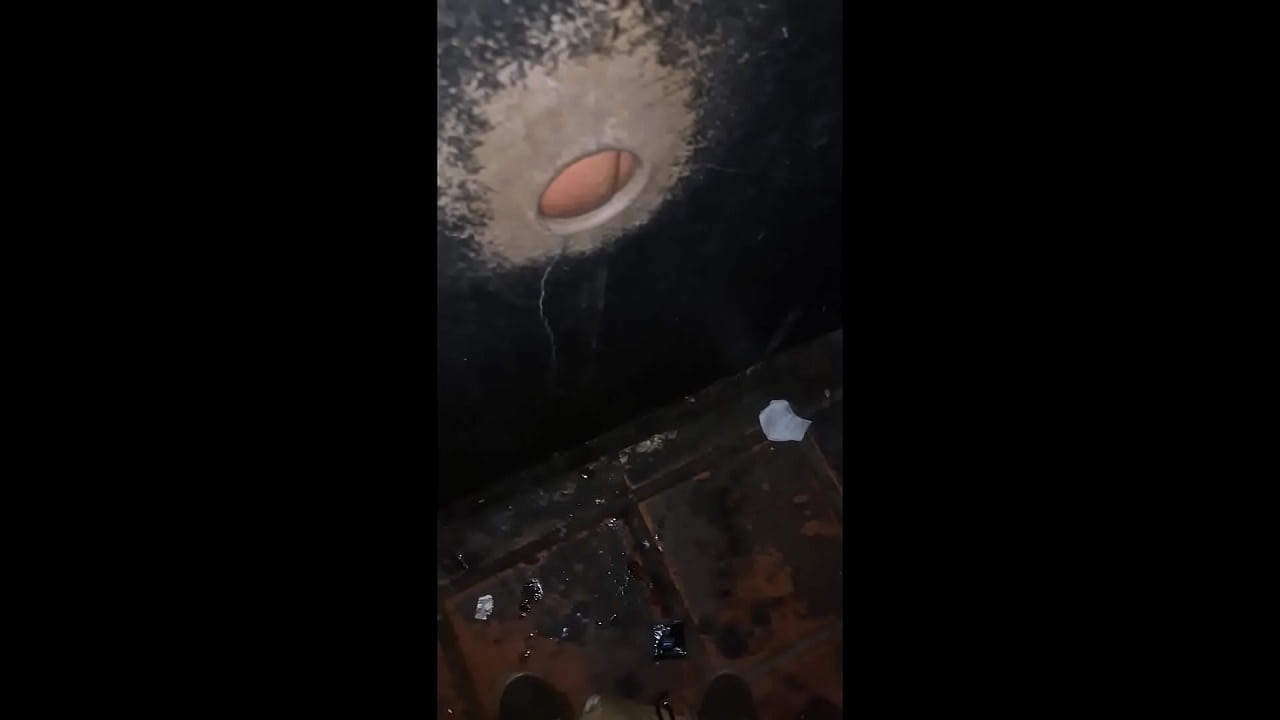 FUI NO GLORY HOLE. N&Atilde;O SABIA QUEM TAVA LEITANDO MESMO ASSIM DEIXEI TODO MUNDO GOZAR