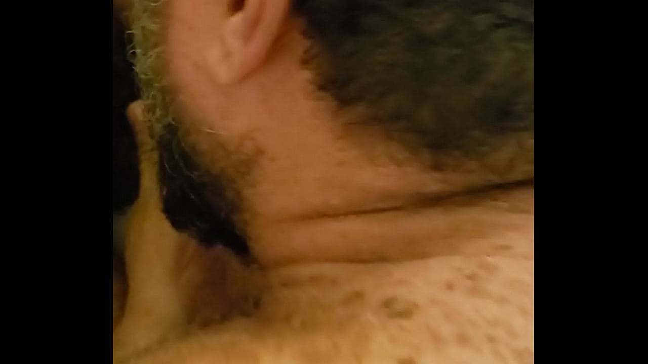 chic&atilde;o fazendo o que mais gosta