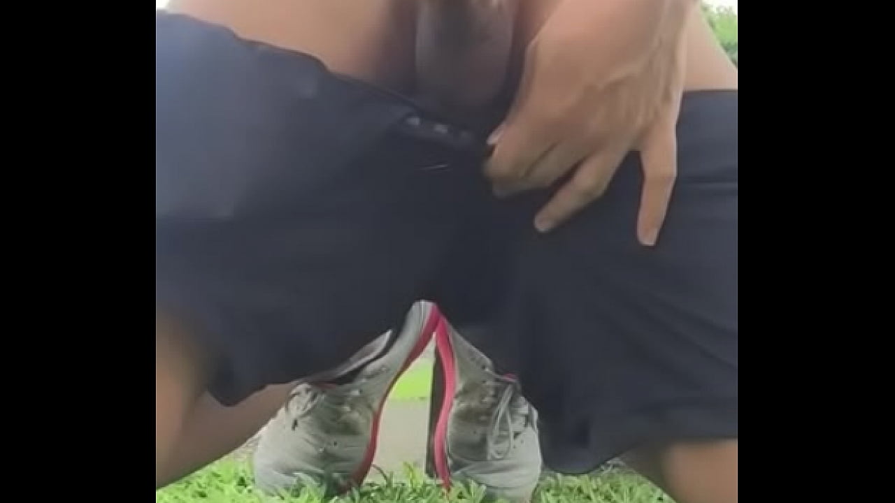 Trai Việt ngo&agrave;i c&ocirc;ng vi&ecirc;n