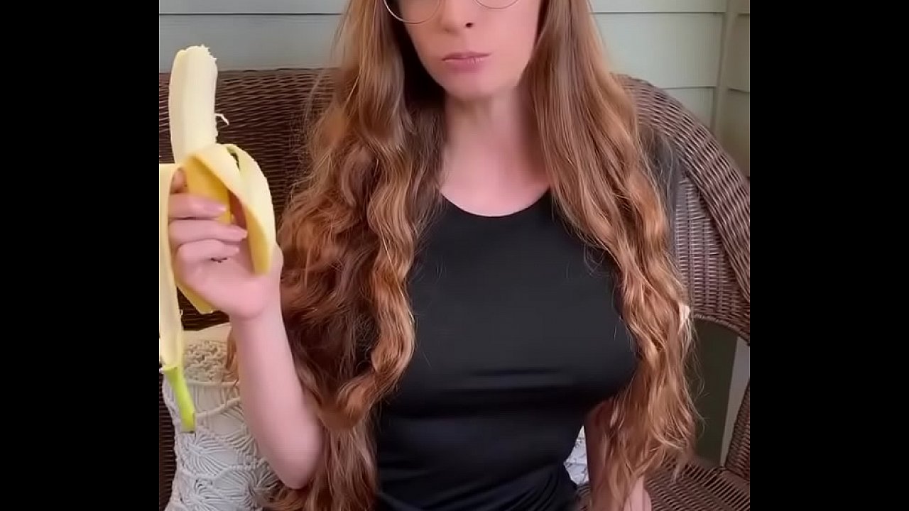 Gostosa Ruiva Mamando