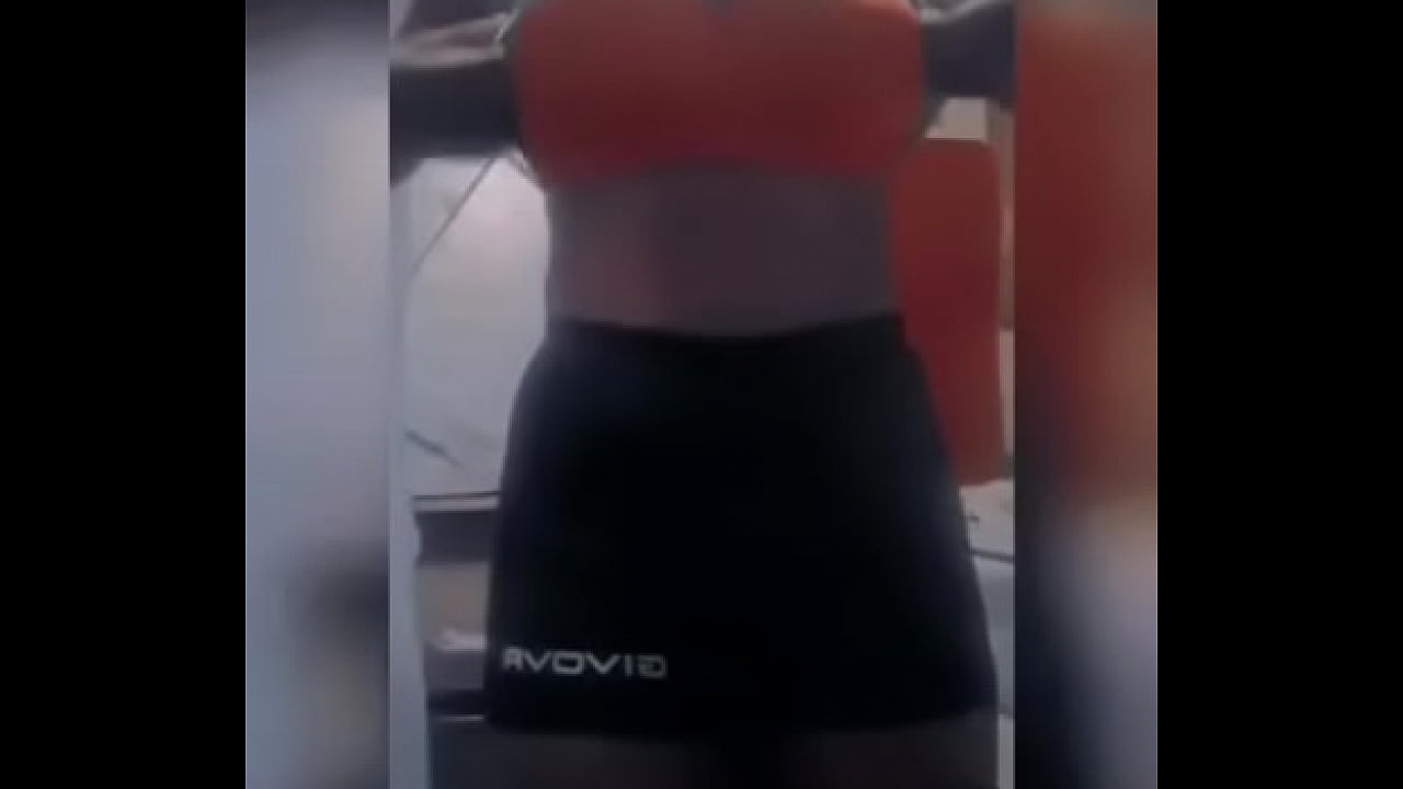 su pareja mientras est&aacute; sala se toca