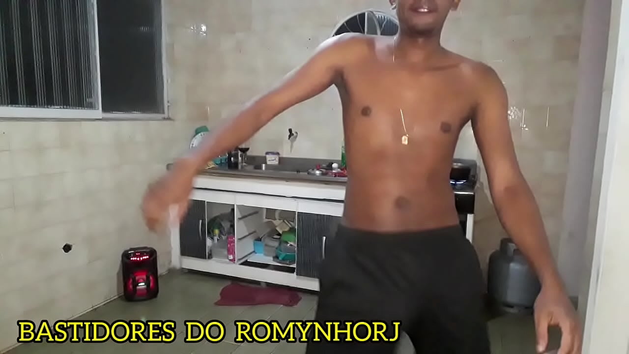 ATOR  porn&ocirc; fazendo jantar