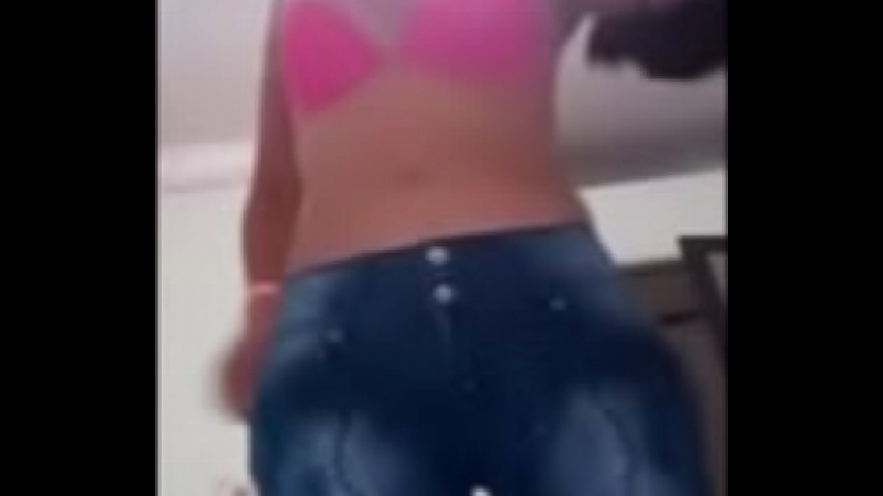 Colocando a calcinha de lado e mostrando tudo