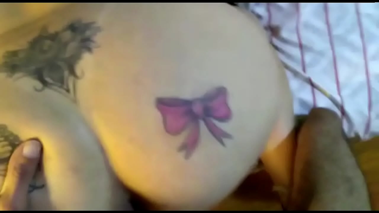 Comendo o cu e a buceta da atriz porno rabuda.