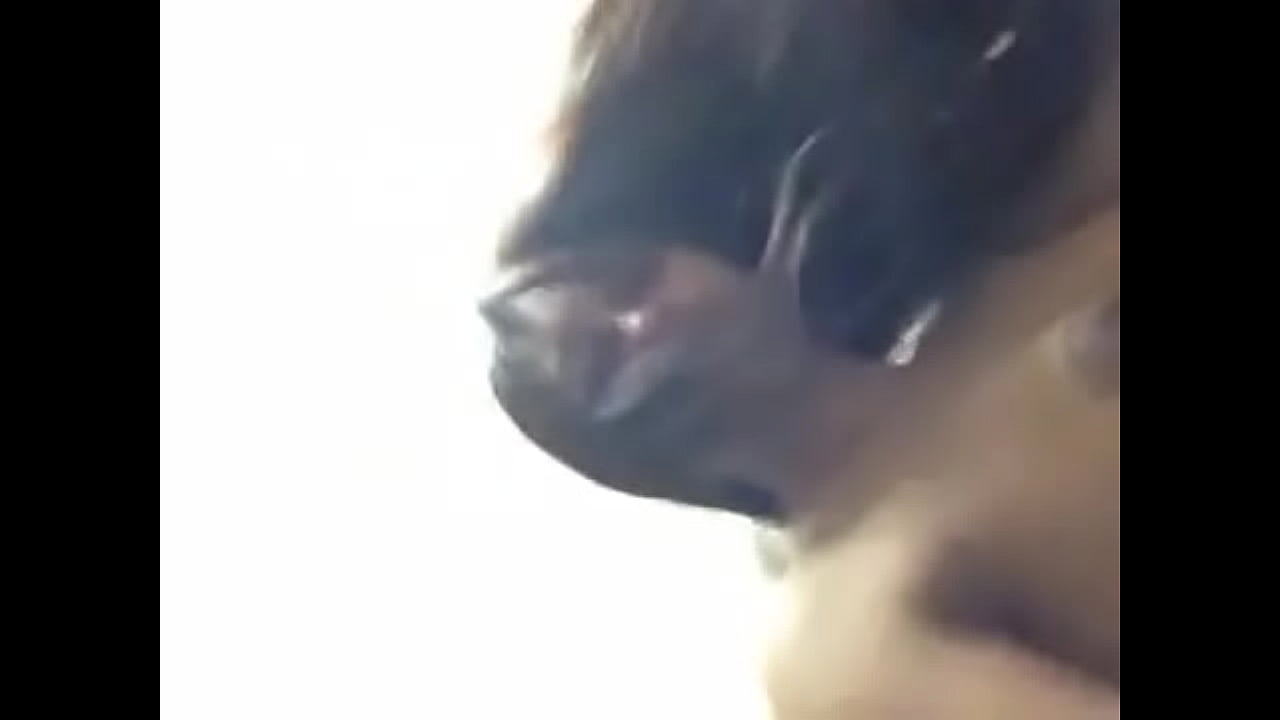 מועכת לו את הזין