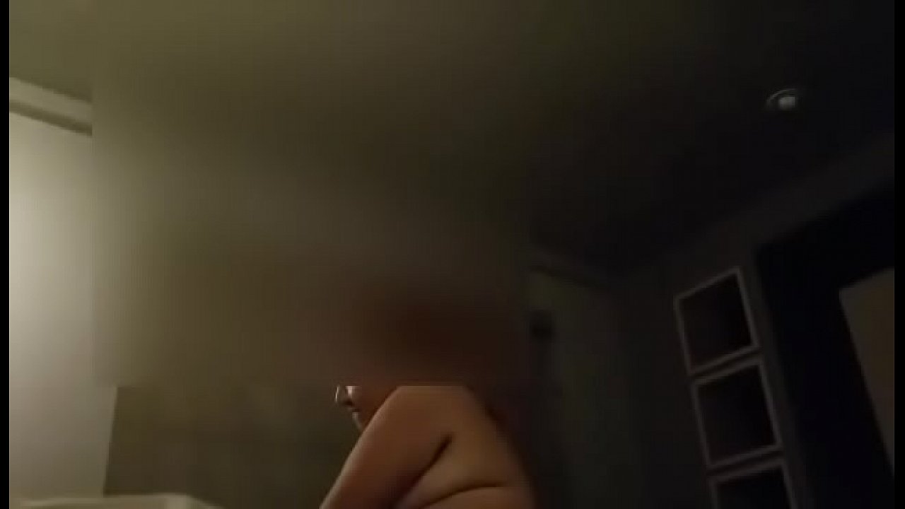 Masturbando a mi amigo a escondidas en un hotel para mi esposo