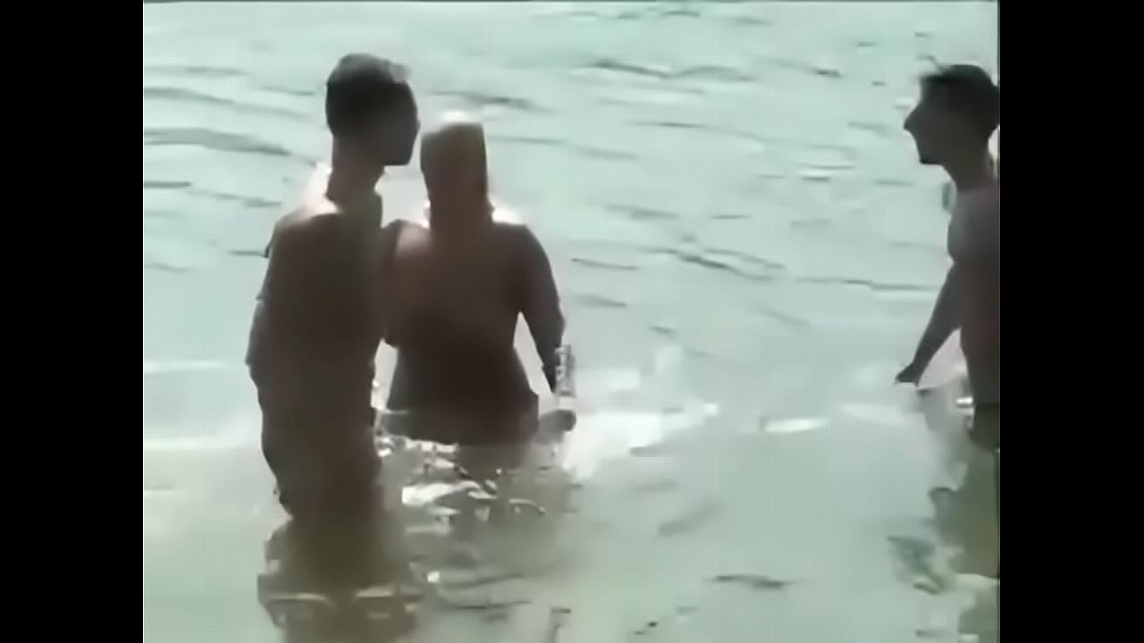 2942248 amateur threesome