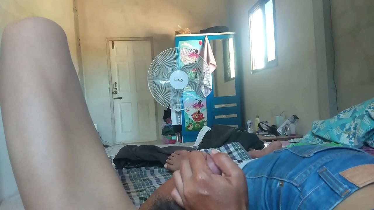 เพื่อนสาวชักว่าวและอมควยให้ฉันจนน้ำพุ่งอย่างเสียวควย