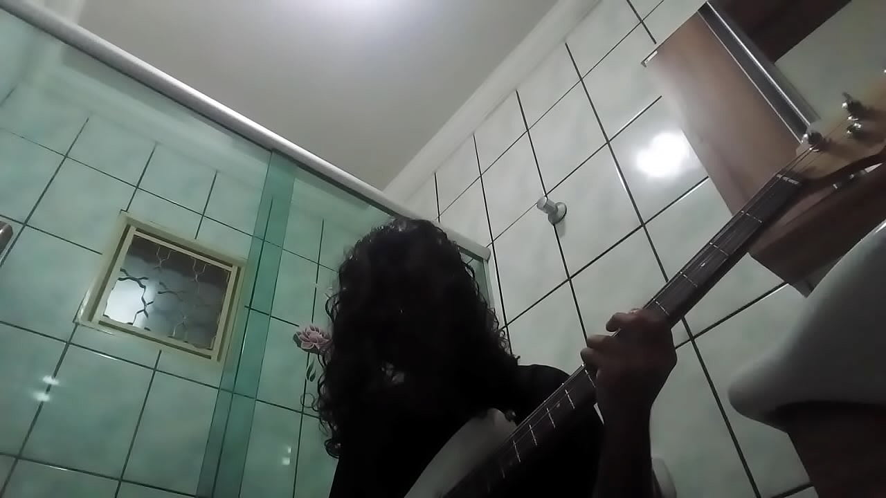 novinho safado tocando uma no banheiro com muita vontade fazendo muito barulho