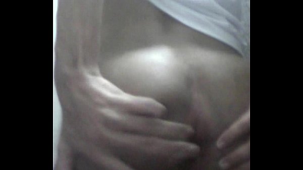 Mostrando o meu cu e passando cuspi no cu