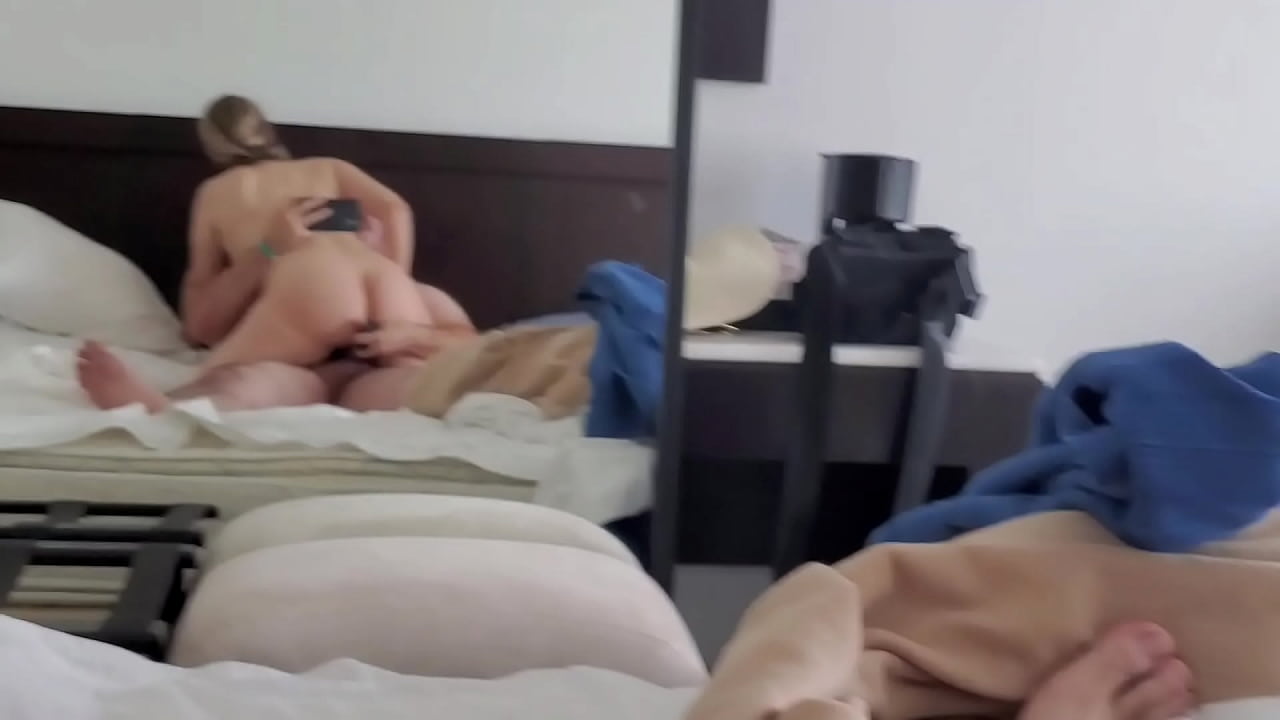 Casi nos descubren de lo mucho que e gritado en el hotel en mi primer anal.