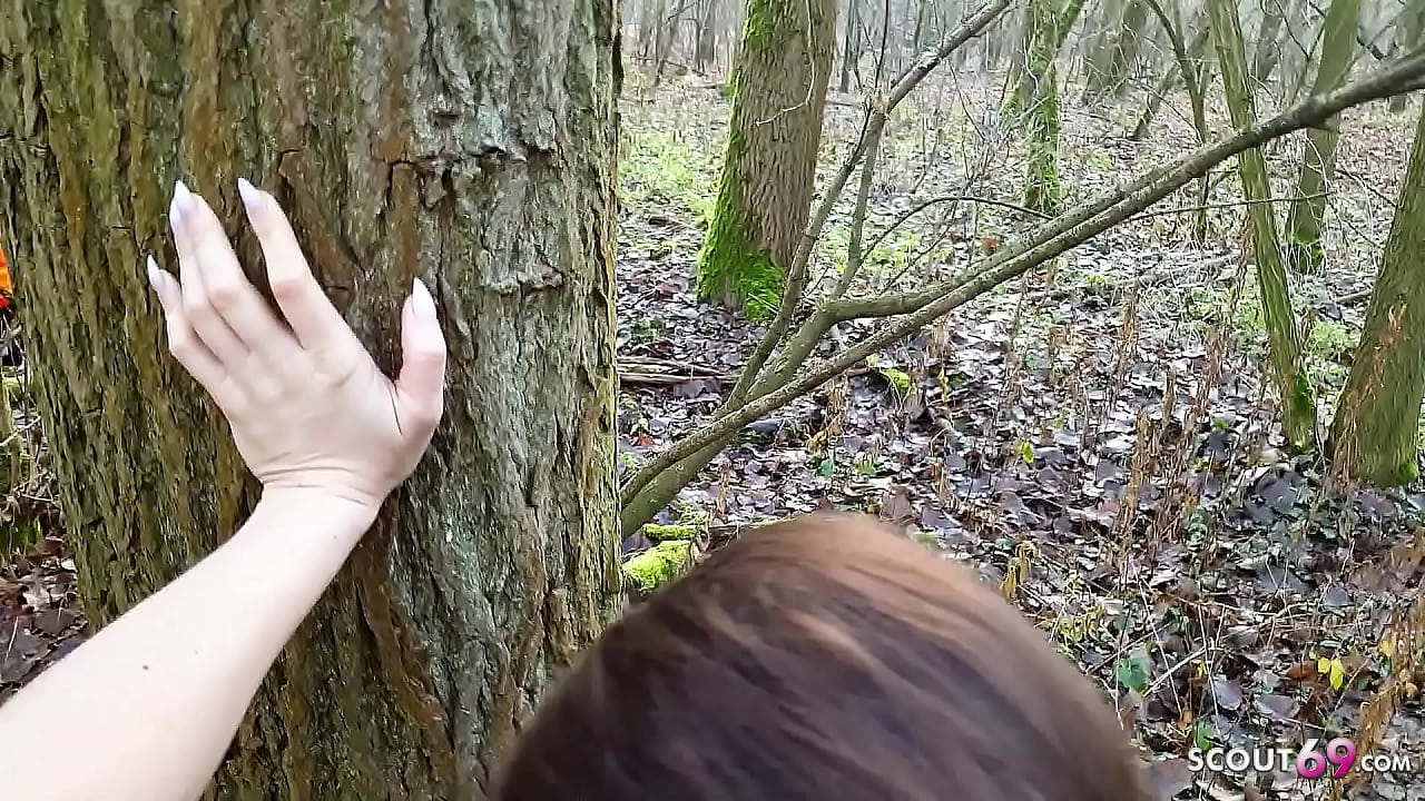 Deutsche unterfickte Ehefrau v&ouml;gelt mit fremden beim Sport im Park