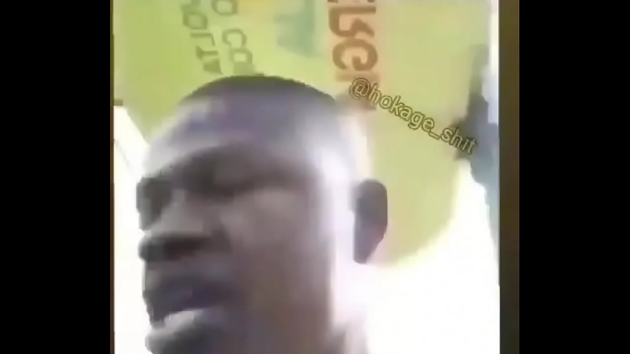 Tarzan careca comendo cu