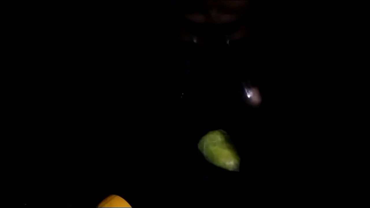 Travesti  se abre de piernas para meter en su culo una bomba anal