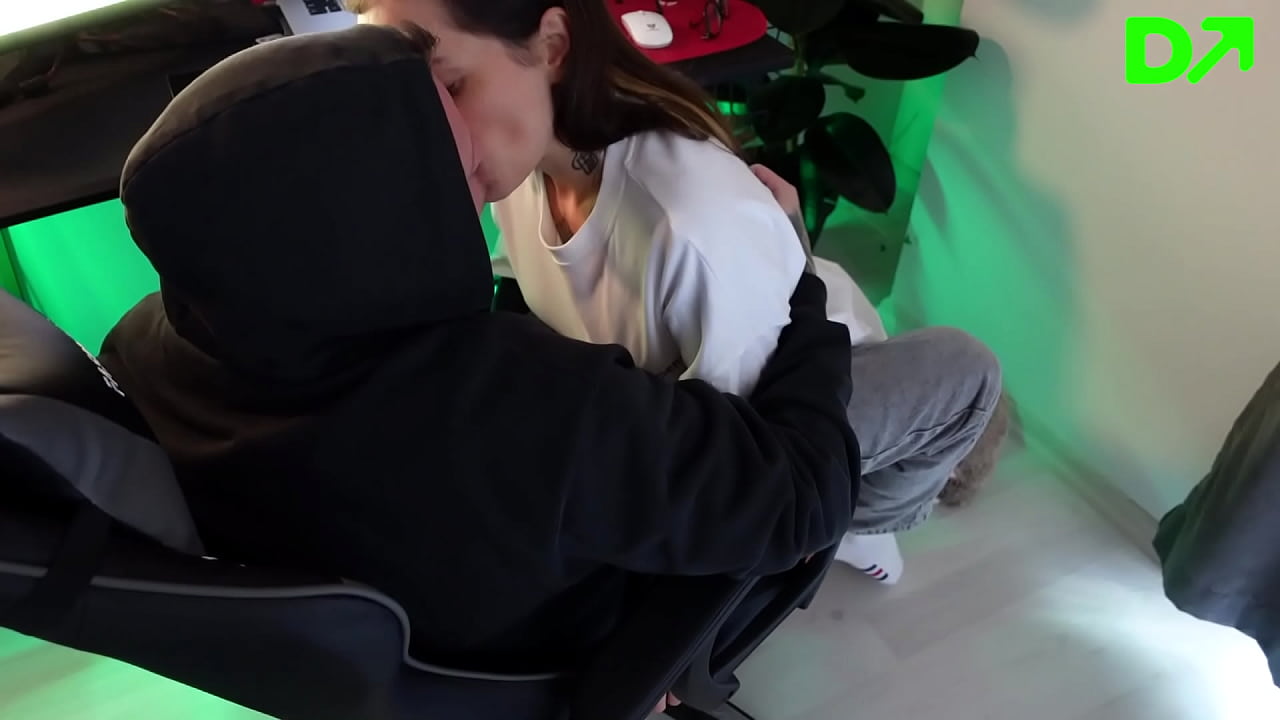 My sexy stepsister prevents me from learning trading...