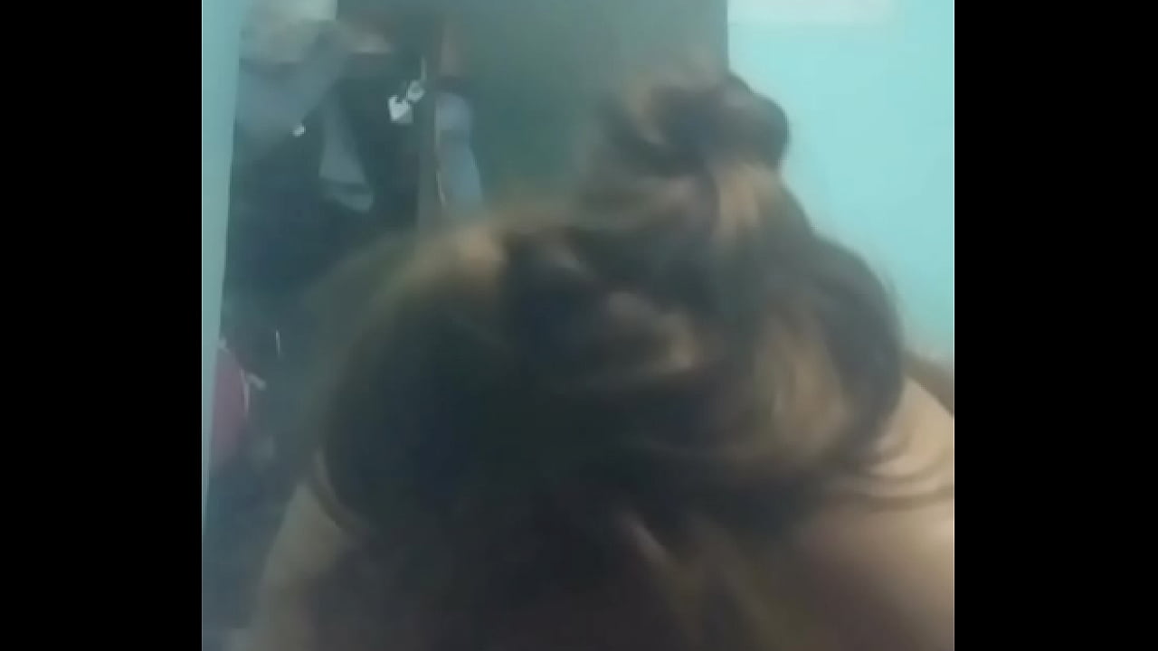 Chupandole las tetas en posici&oacute;n vaquerita