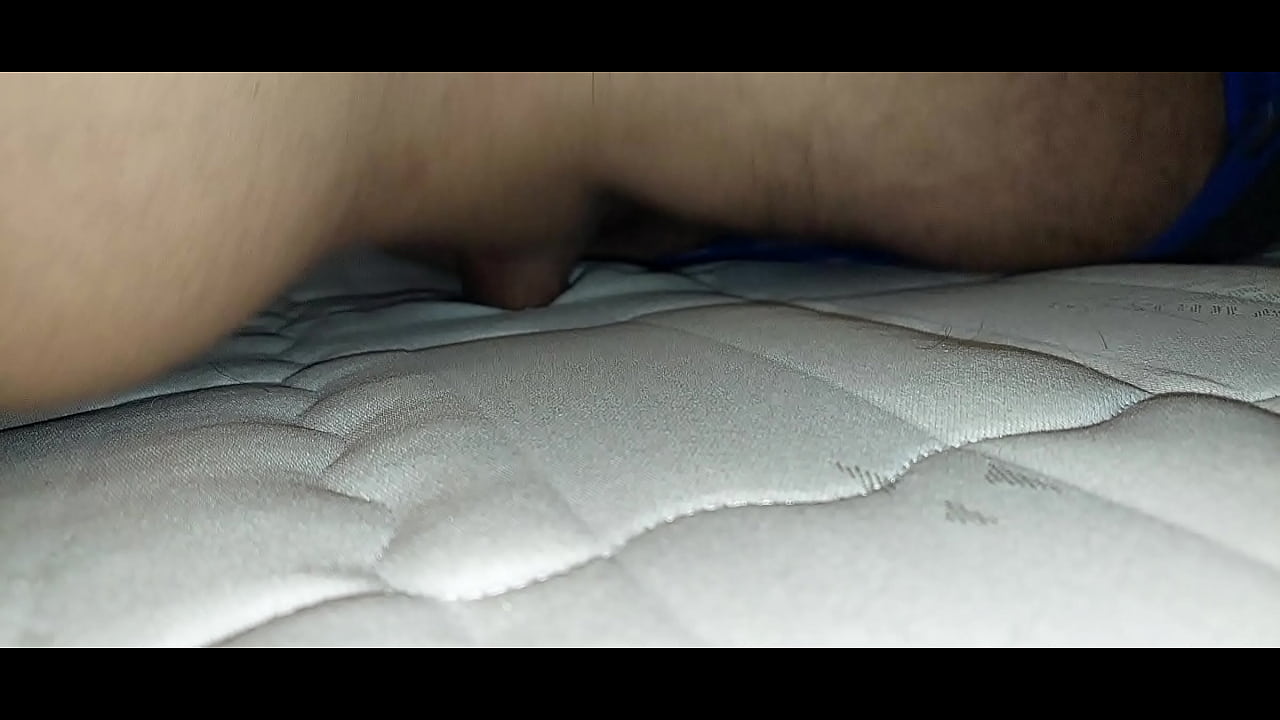Fut salteaua din hotel si ejaculez sperma pe ea