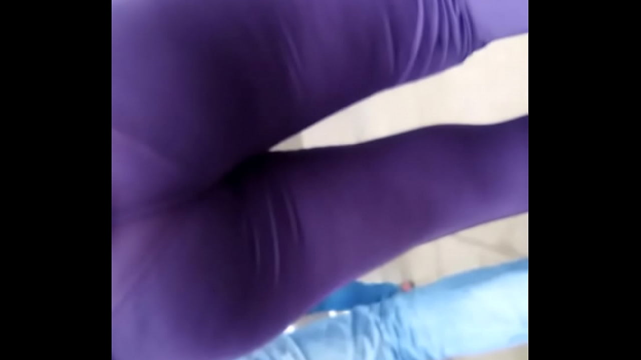 Culona en licra morada 2