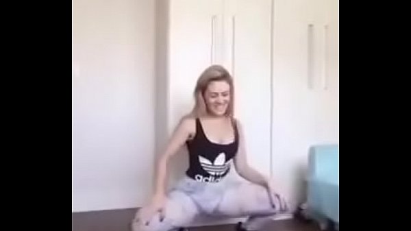 Gostosa com fogo na xota