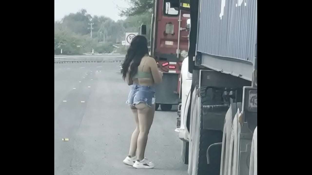 buscaba hacer travesuras de exhibicionismo en la carretera coqueteando con traileros mientras mi novio grababa mi shortcito