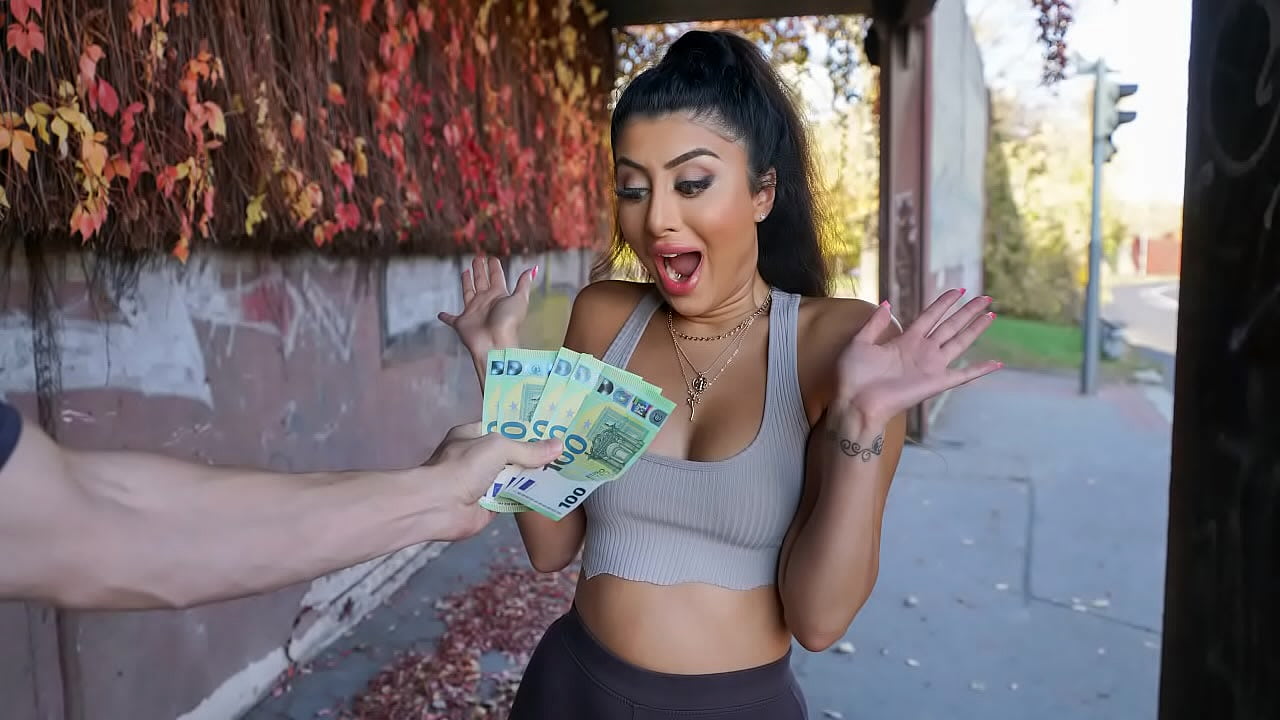 This Hot Tourist Traded Her Pussy for Money and a Mouthful