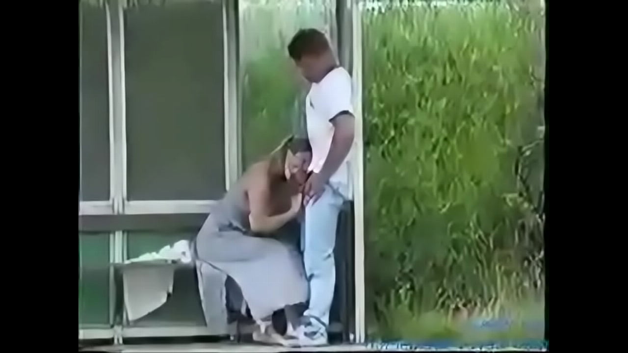 Ganhando mamada enquanto espera o onibus