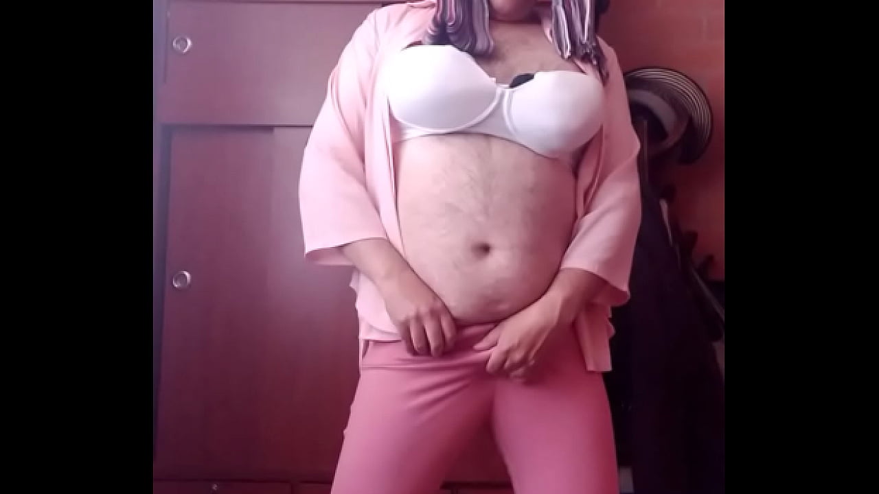 Hombre vestido de mujer se excita y pone su semen en una copa de vino, quieres probar?