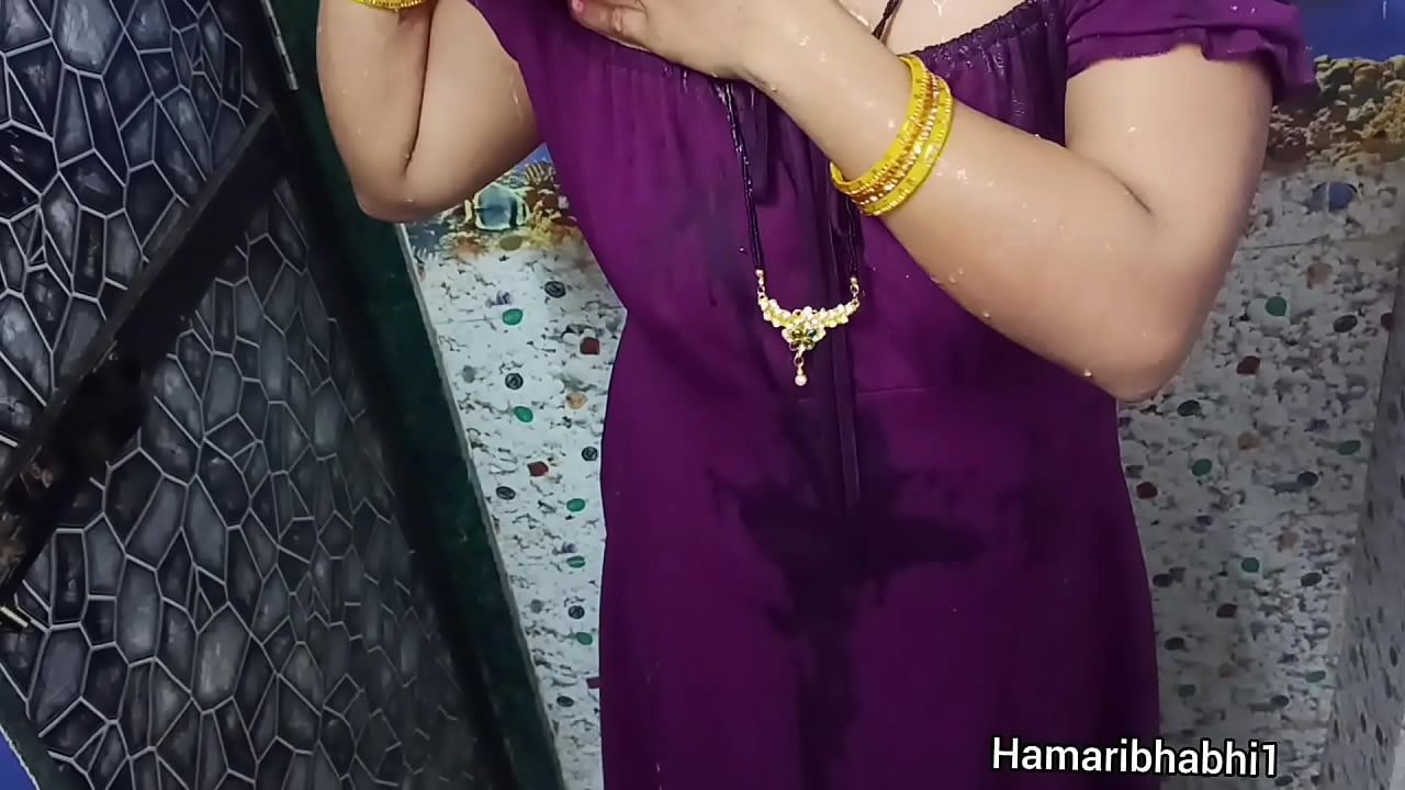 Desi Hot sexy aunty bathing.