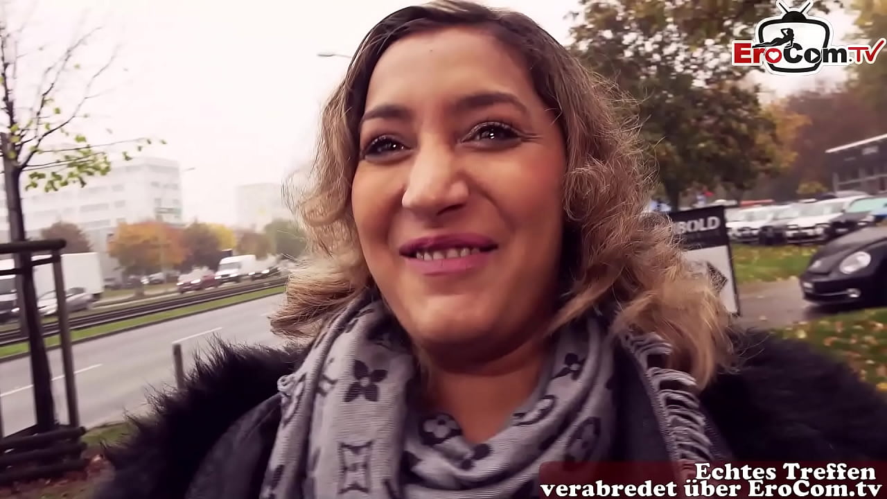 T&auml;towierte Schlampe trifft fremden Mann drau&szlig;en um sich ficken zu lassen