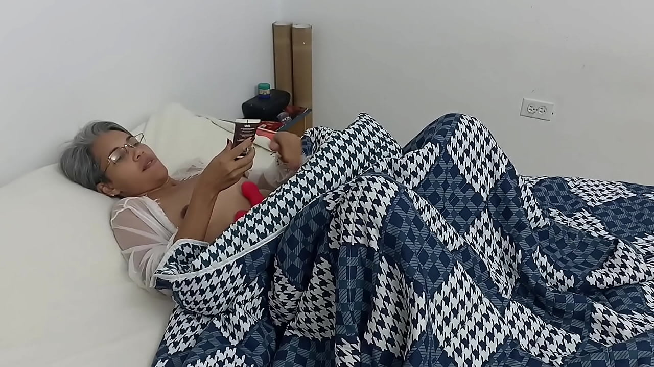 I surprise my stepsister in bed masturbating and I get into her sheets - Porn 100% in Spanish.