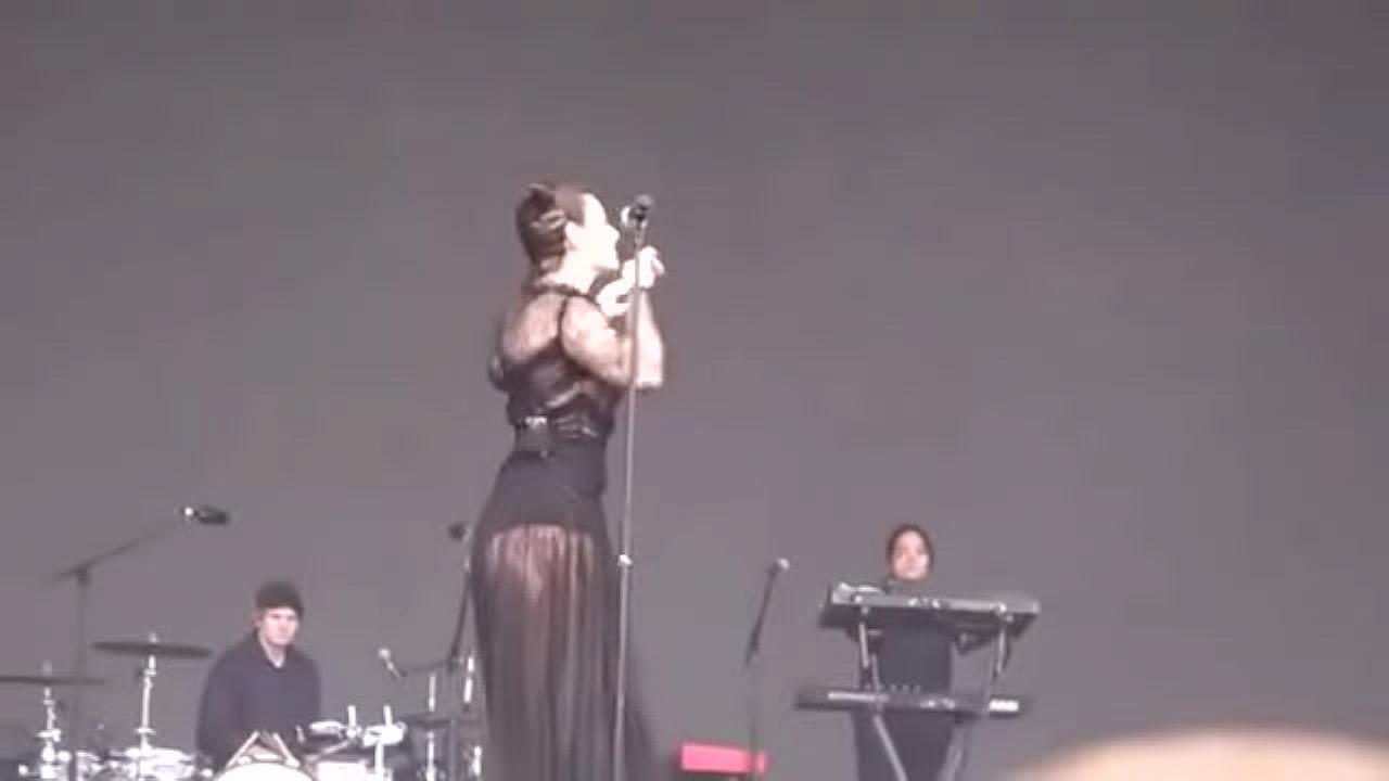 Does anyone know the name of this superthicc girl singing on stage?