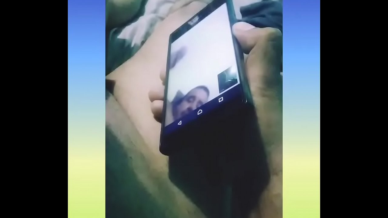 En videollamada con amigo masturbandose