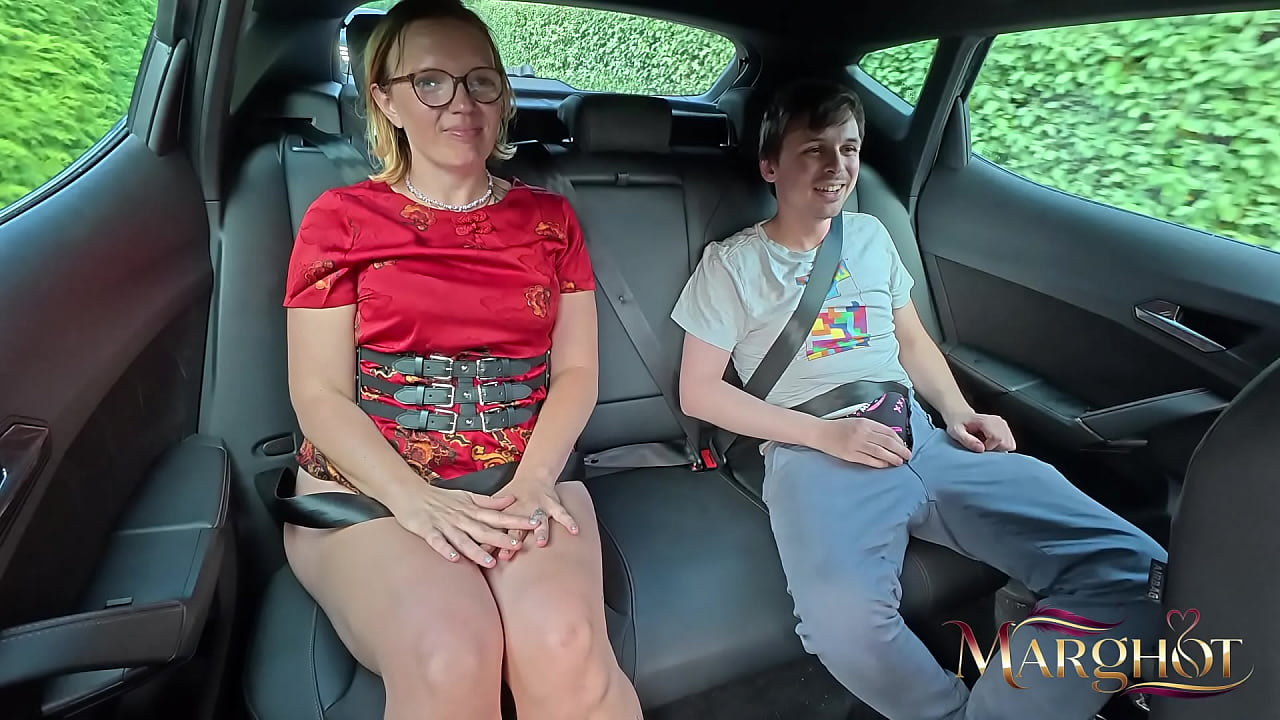 Je me fais baiser sans capote &agrave; l&rsquo;arri&egrave;re par mon amant pendant que mon ...