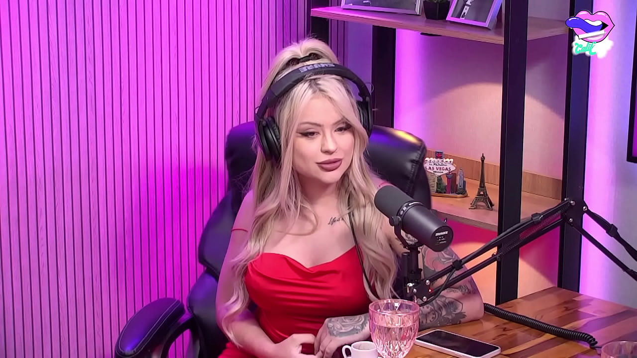 A loirinha gostosa recebeu e deu no podcast