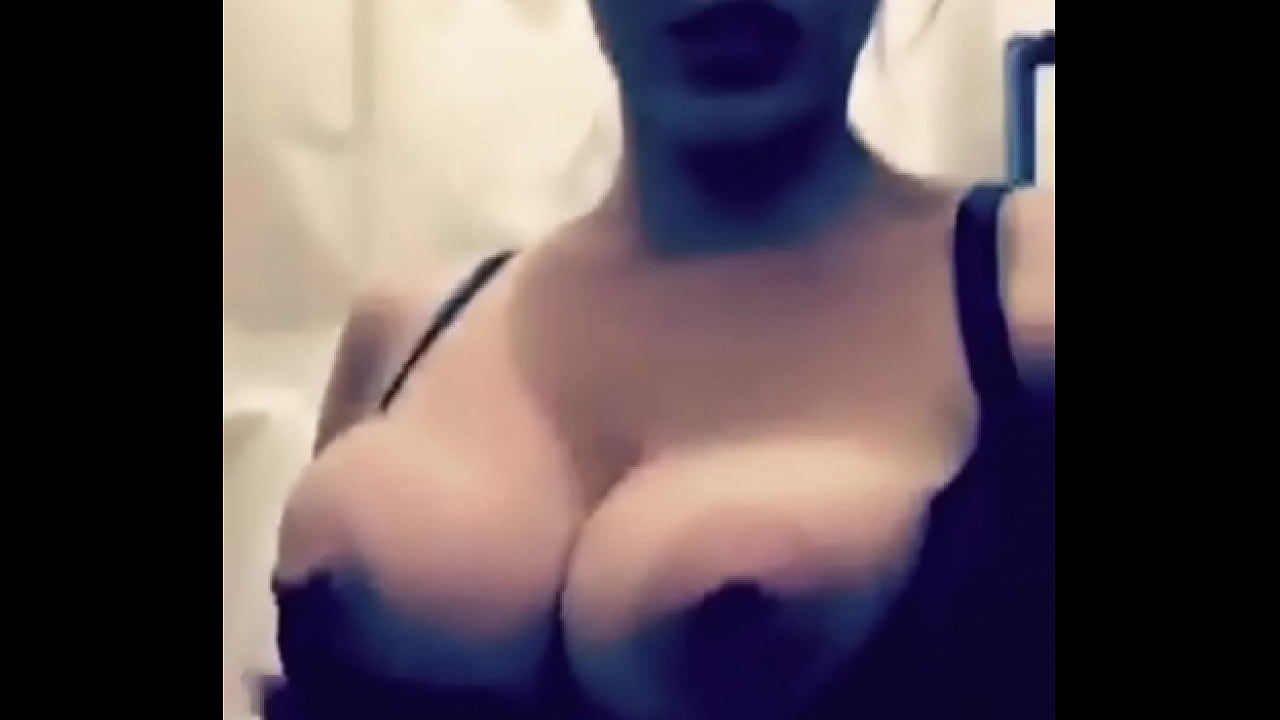 Rubia tetona me manda v&iacute;deo.