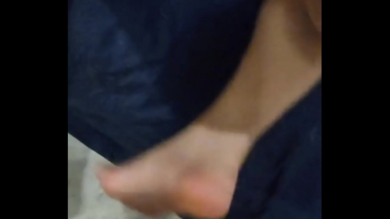 Puta latina en lencer&iacute;a roja se pone en cuatro y Entrego su co&ntilde;o