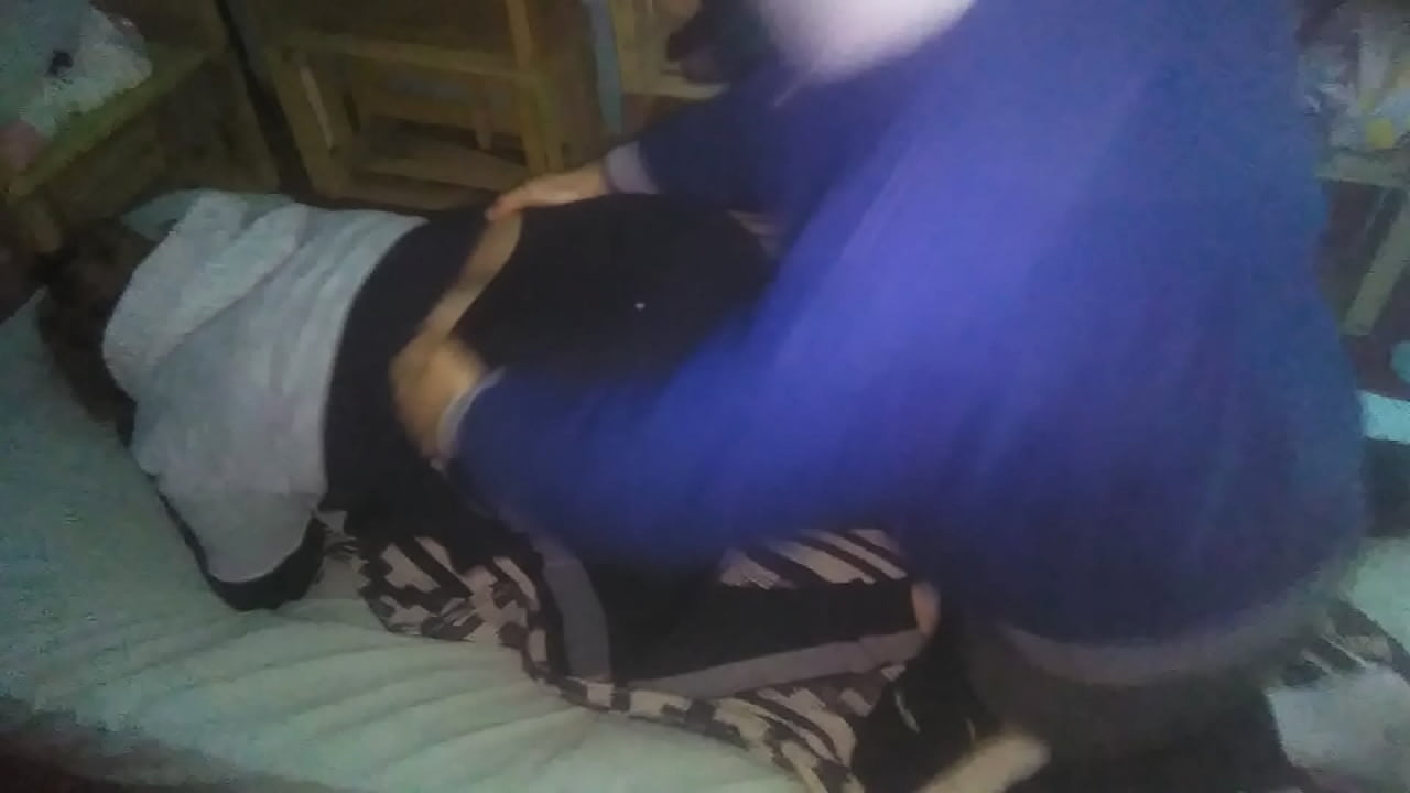 Con la campera mi novio me baja la claza y cogemos