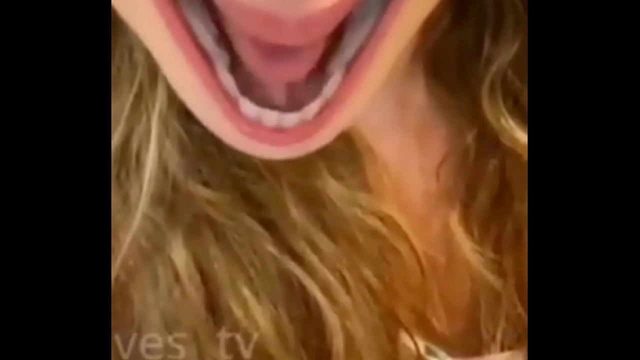 Luara mostra o bico do peito