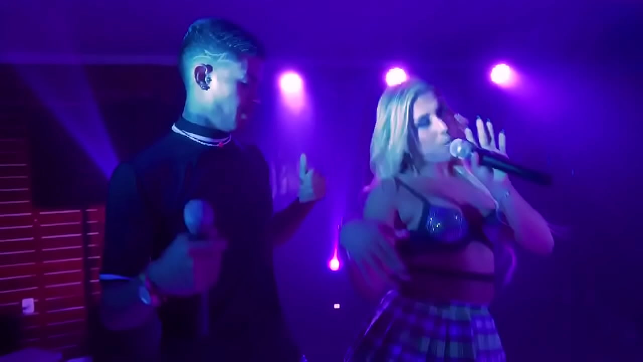 A Safadinha do Forr&oacute; cantando no palco sua m&uacute;sica nova