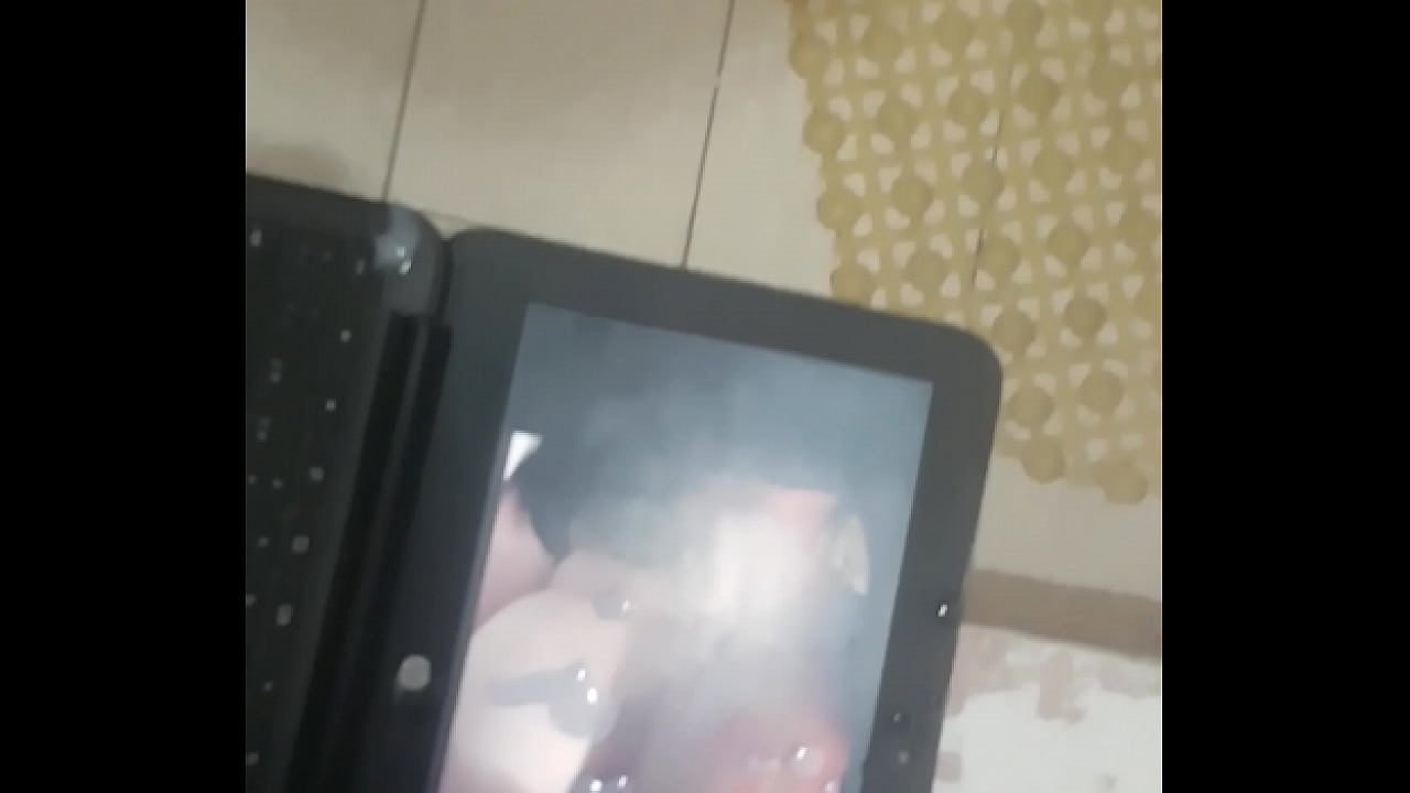 Ech&aacute;ndole leche a foto de una tetona