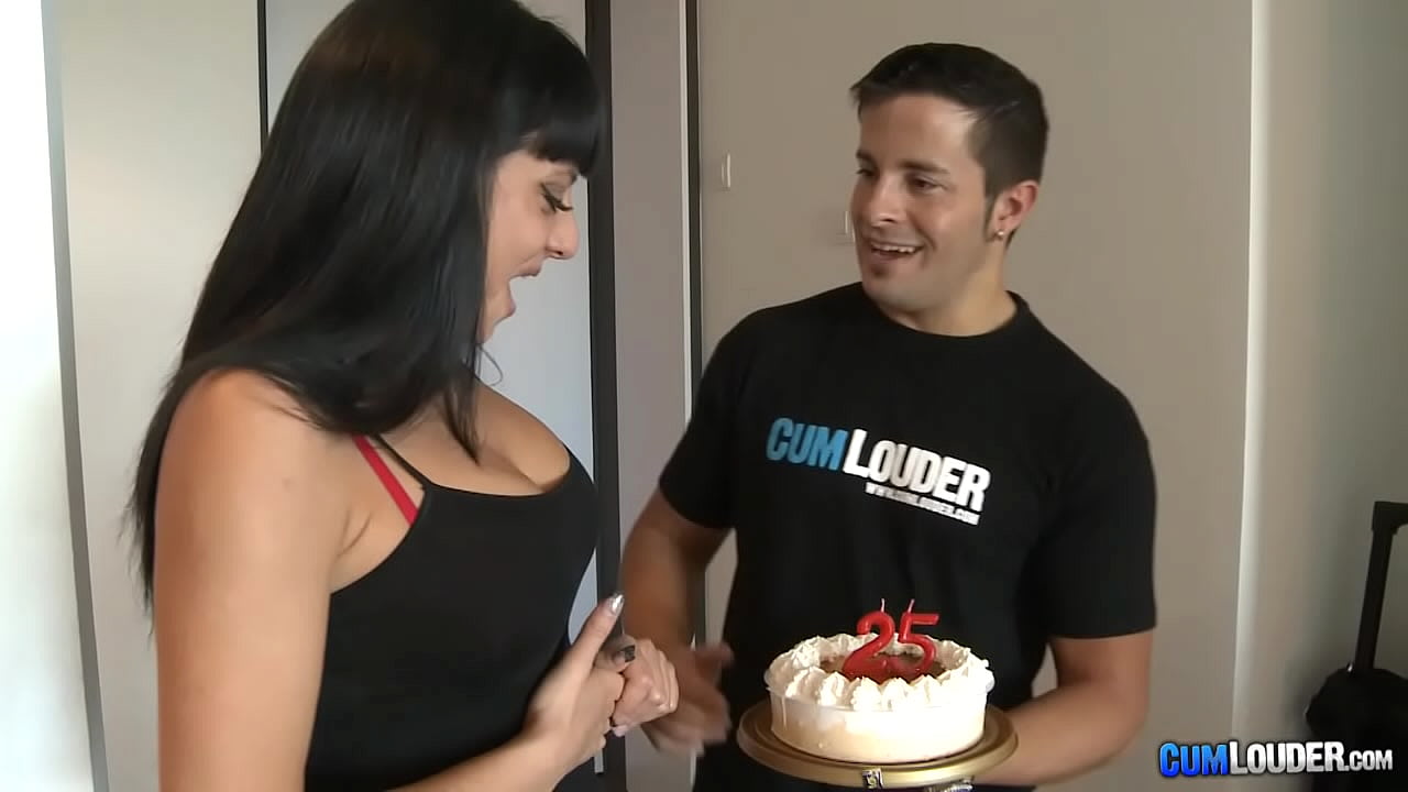 Espa&ntilde;ola follando con una polla enorme - Brunette Spanish Birthday Big Cock