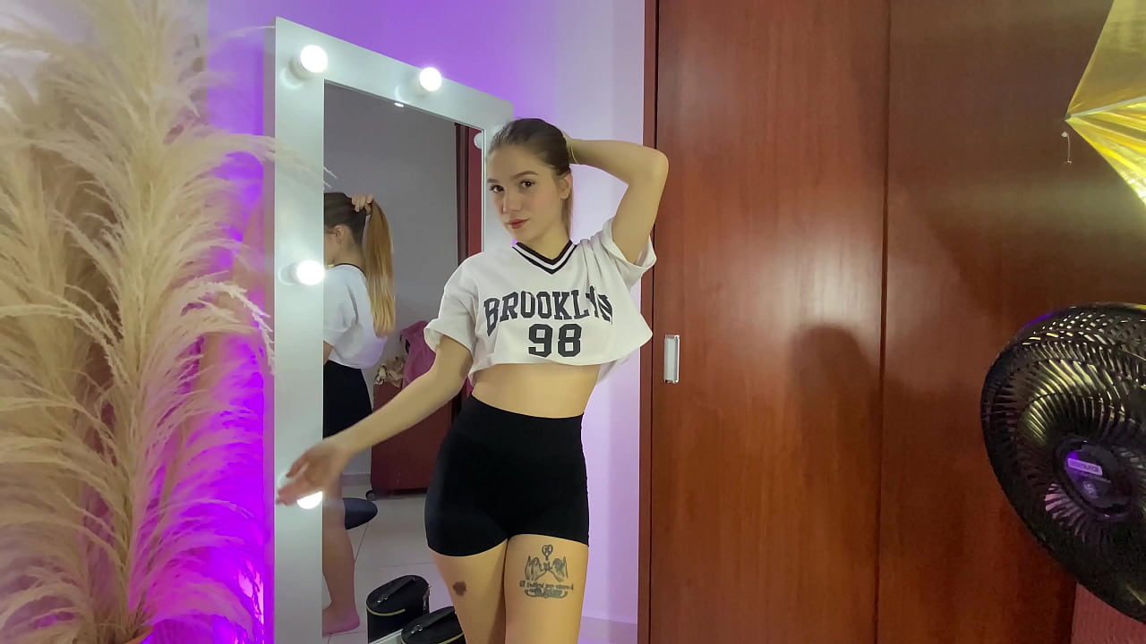 Joven COLOMBIANA le chupa la verga a su novio y no deja que se corra por portarse mal