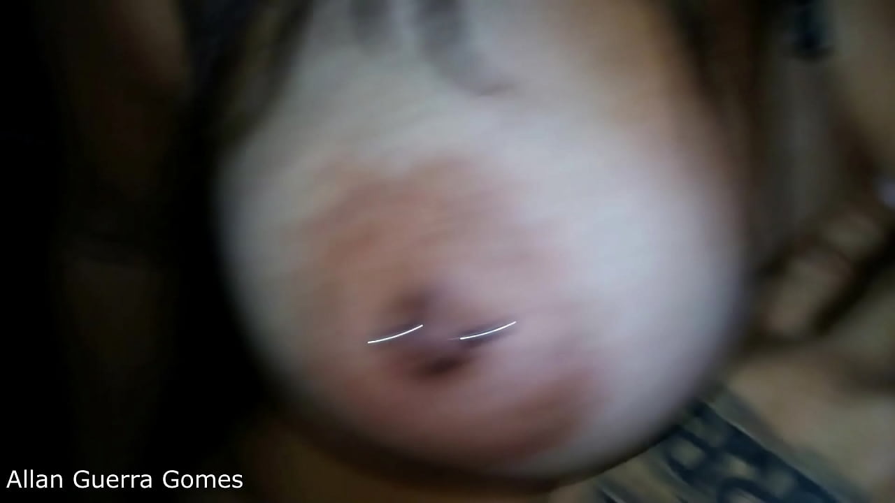 Gostosa de cabelos pretos e longos com seu amigo Allan Guerra Gomes