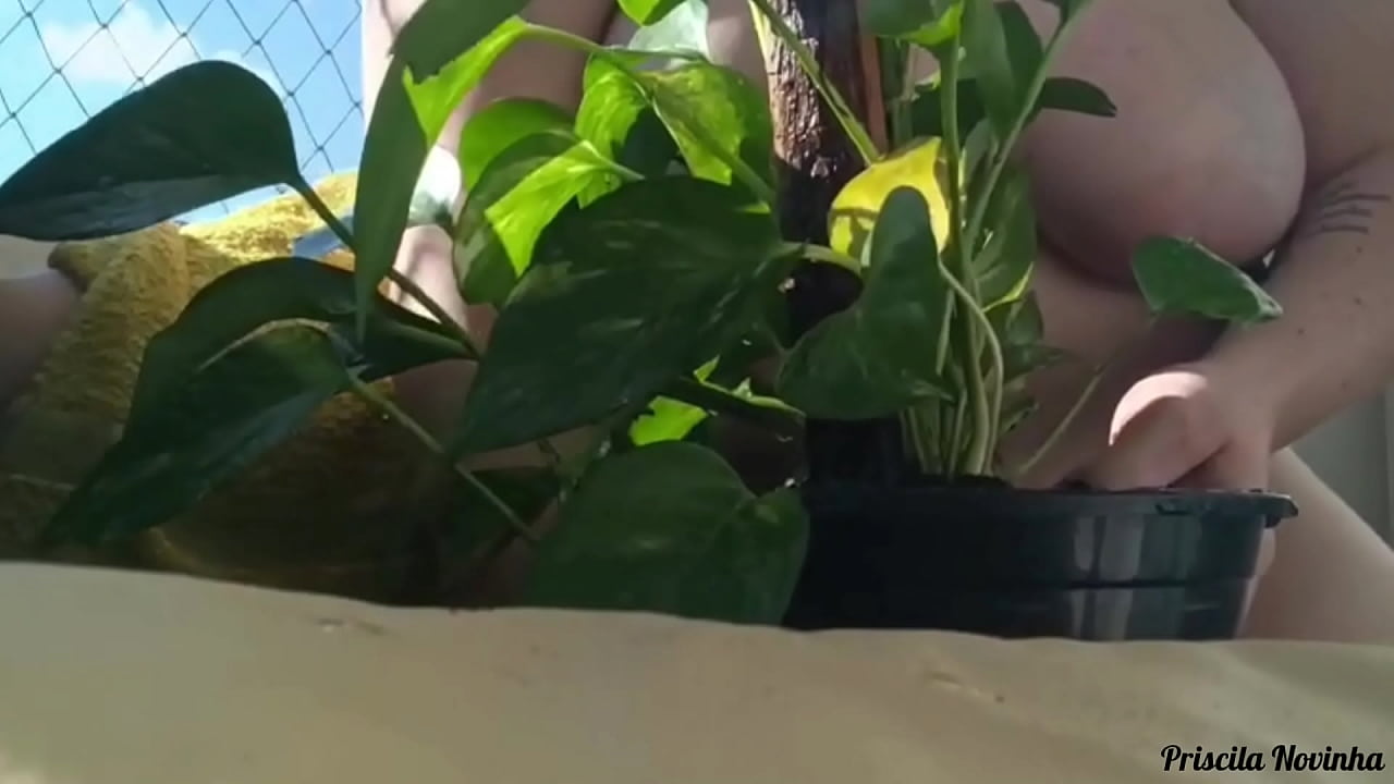 Madrasta regando as plantas toda pelada, na varanda para quem quiser ver - parte 02-