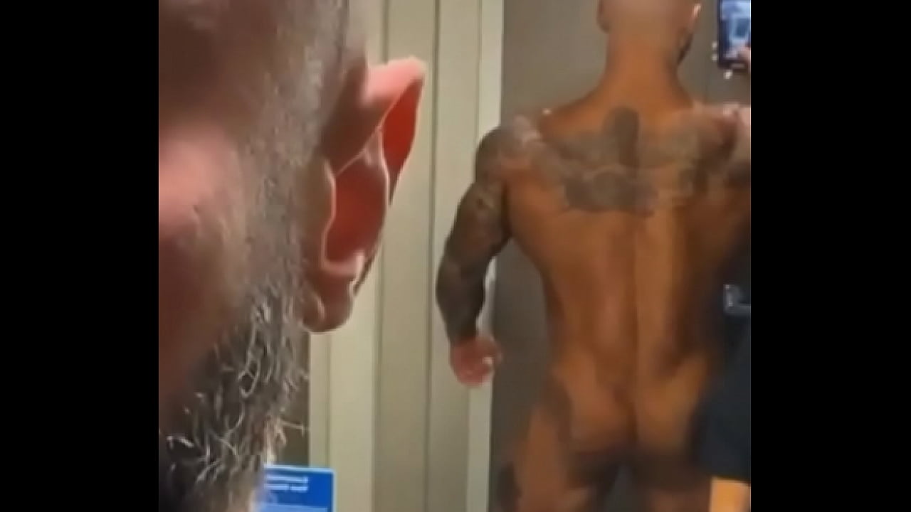 Conferindo o bundao fibrado no babheiro