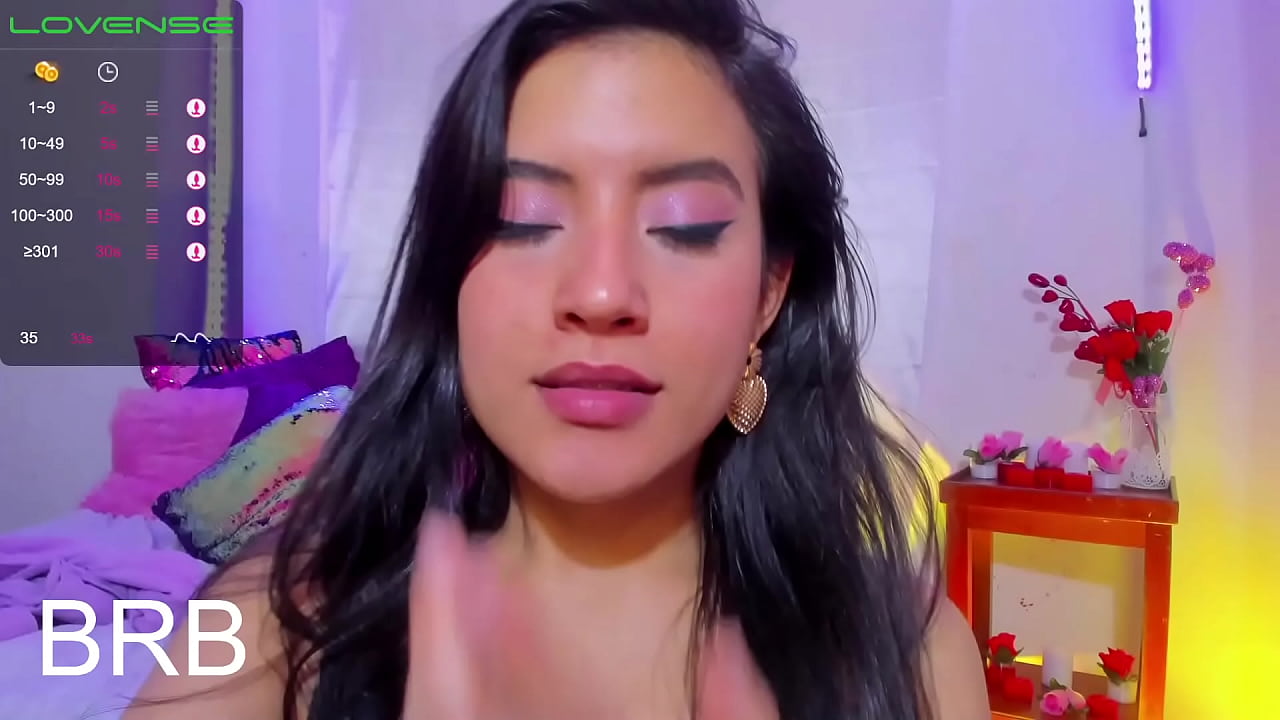 Brunette webcam girl has a spectacular body