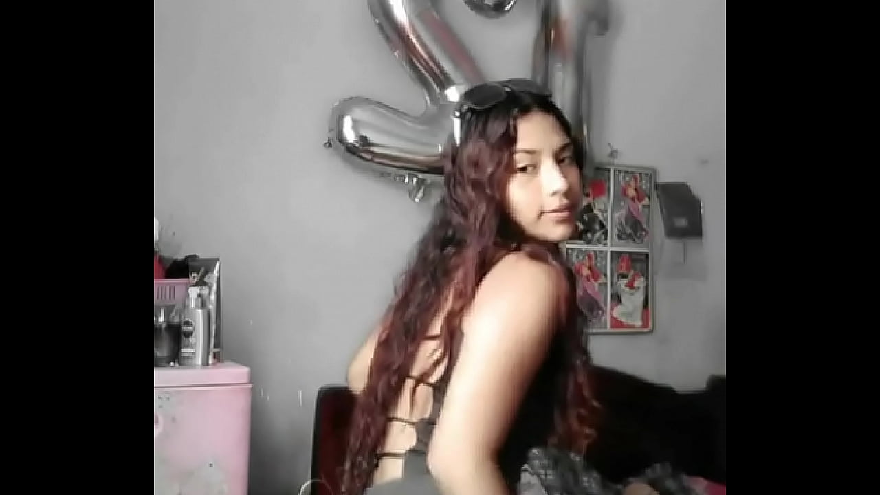 Stefa chibola mueve rico culo